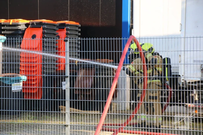 Geparkeerde vrachtwagen vliegt in brand