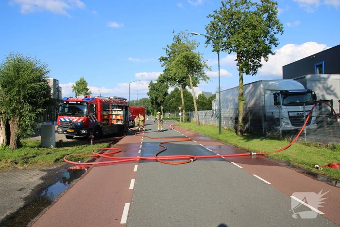 Geparkeerde vrachtwagen vliegt in brand