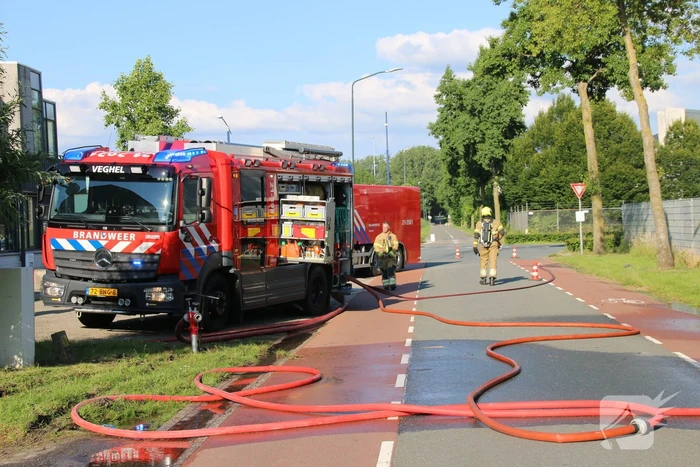 Geparkeerde vrachtwagen vliegt in brand