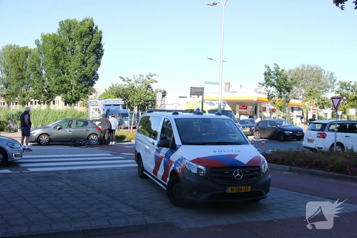 Fietser klapt op zijkant van auto tijdens het oversteken op rotonde