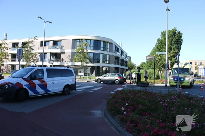 Fietser klapt op zijkant van auto tijdens het oversteken op rotonde