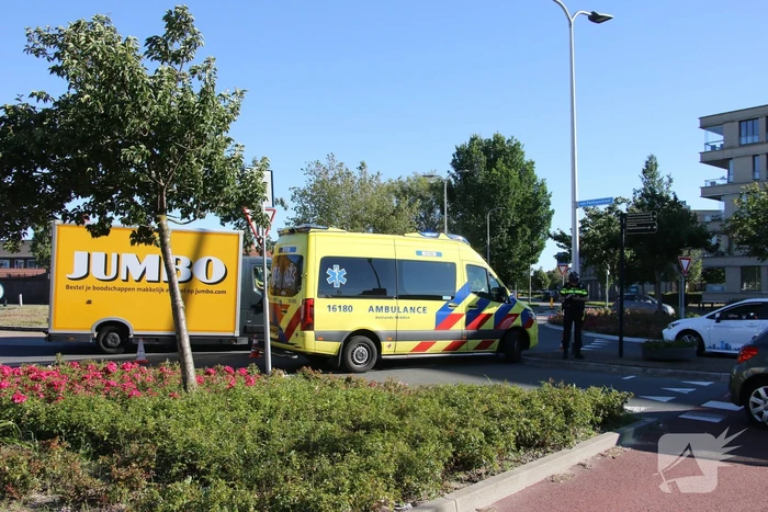 Fietser klapt op zijkant van auto tijdens het oversteken op rotonde