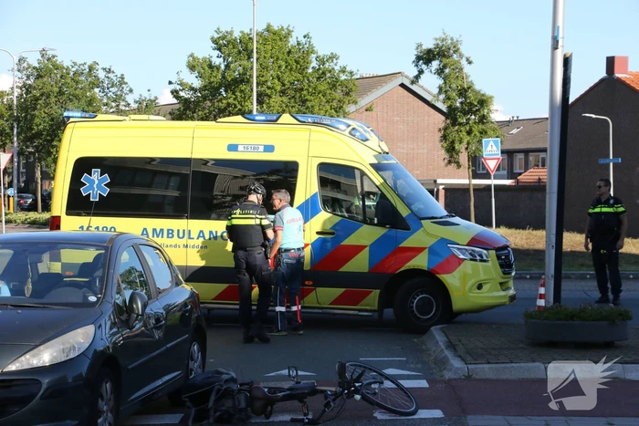 Fietser klapt op zijkant van auto tijdens het oversteken op rotonde