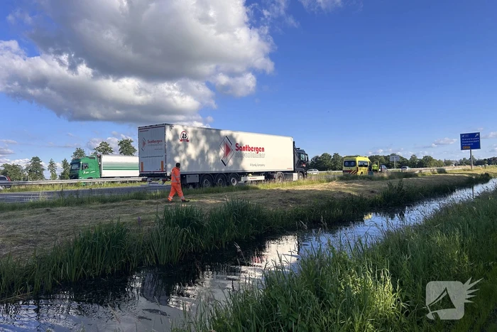 Automobilist raakt van snelweg en belandt in sloot