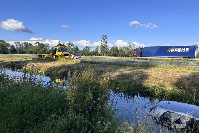 Automobilist raakt van snelweg en belandt in sloot
