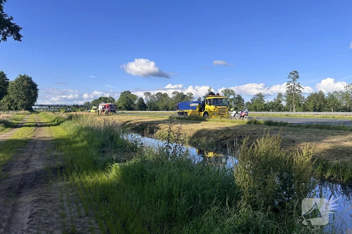 Automobilist raakt van snelweg en belandt in sloot