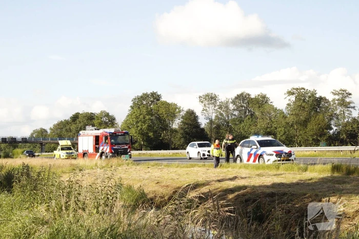 Automobilist raakt van snelweg en belandt in sloot