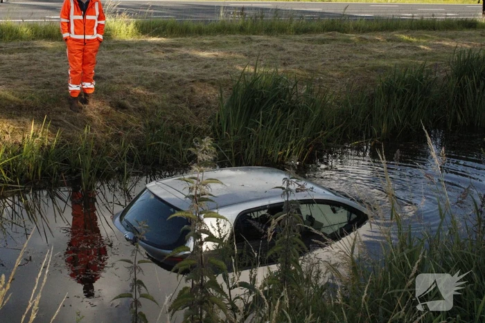Automobilist raakt van snelweg en belandt in sloot