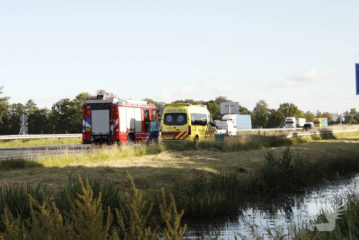 Automobilist raakt van snelweg en belandt in sloot