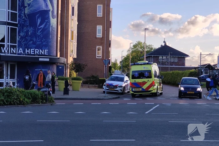 Scooterrijder ten val na botsing met auto