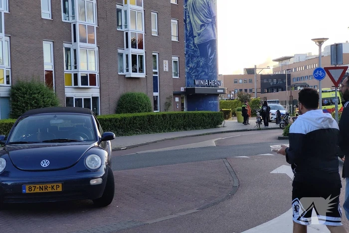 Scooterrijder ten val na botsing met auto
