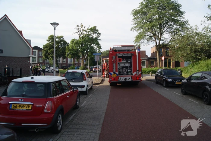 Voorbijganger ziet rook uit winkelpand en belt brandweer