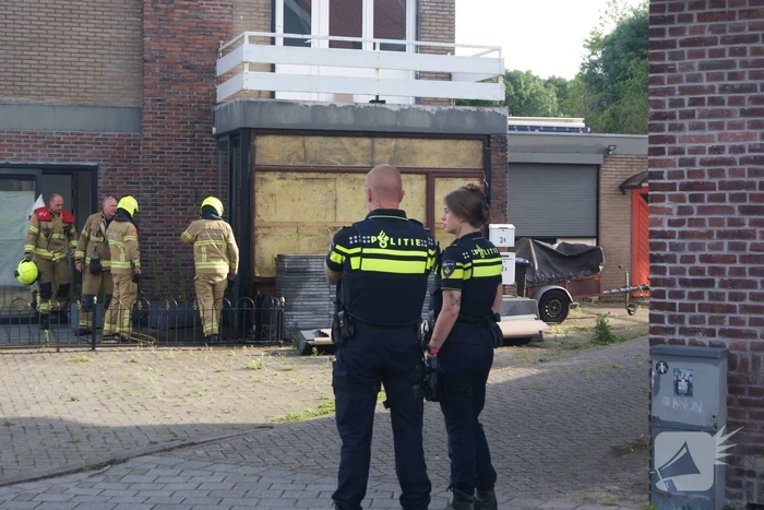 Voorbijganger ziet rook uit winkelpand en belt brandweer