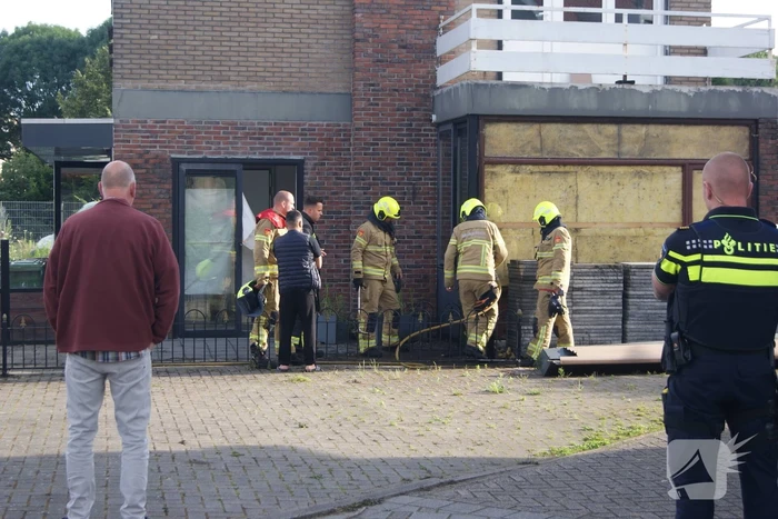 Voorbijganger ziet rook uit winkelpand en belt brandweer