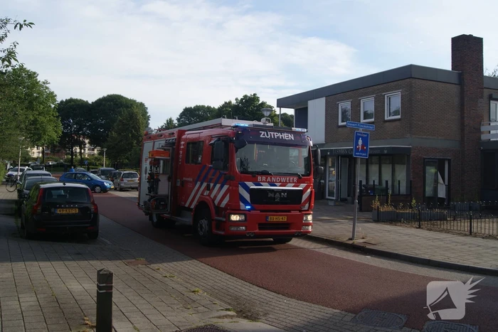 Voorbijganger ziet rook uit winkelpand en belt brandweer