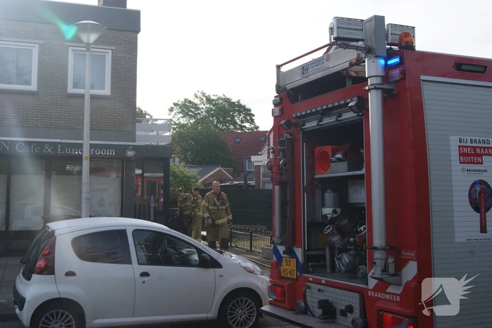 Voorbijganger ziet rook uit winkelpand en belt brandweer