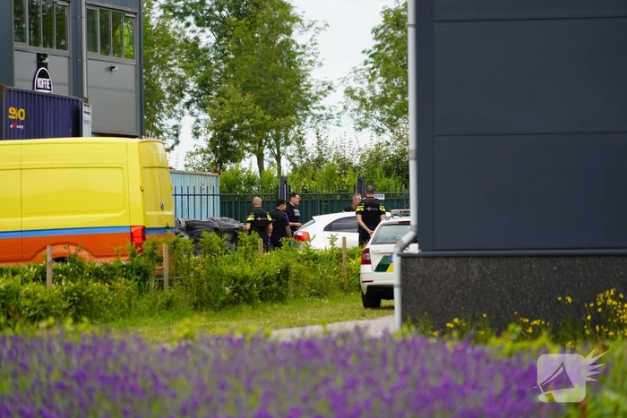 Politie en douane doen onderzoek op bedrijventerrein Zevenhuis