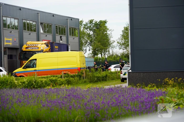 Politie en douane doen onderzoek op bedrijventerrein Zevenhuis