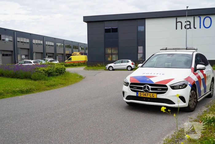 Politie en douane doen onderzoek op bedrijventerrein Zevenhuis