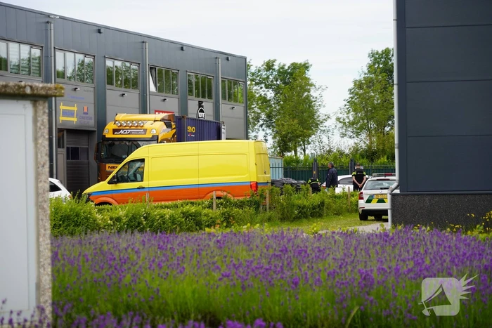 Politie en douane doen onderzoek op bedrijventerrein Zevenhuis