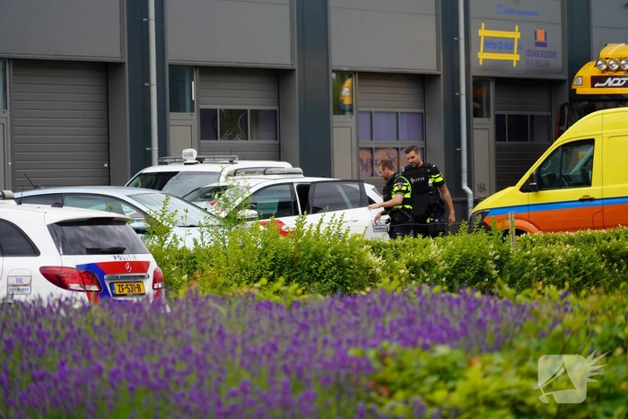 Politie en douane doen onderzoek op bedrijventerrein Zevenhuis
