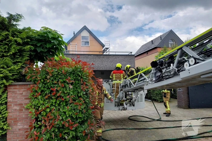 Brand op dak van garage