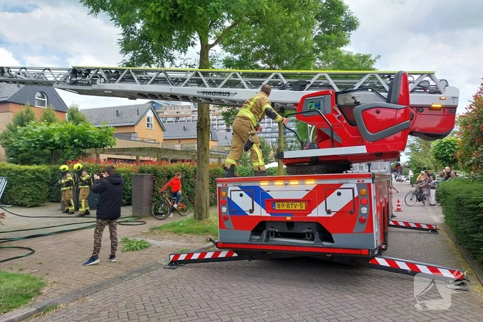 Brand op dak van garage