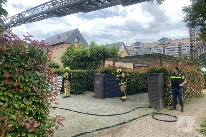Brand op dak van garage