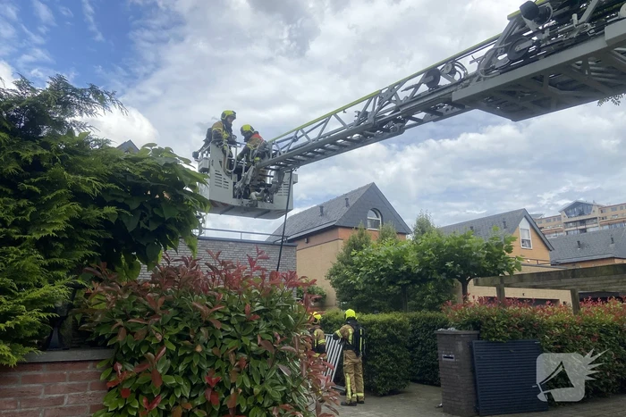 Brand op dak van garage