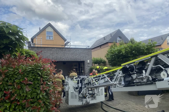 Brand op dak van garage