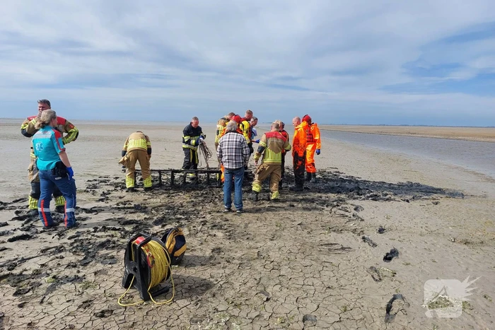 Brandweer redt persoon uit drijfzand