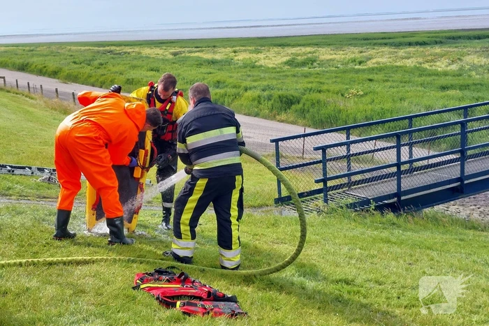 Brandweer redt persoon uit drijfzand