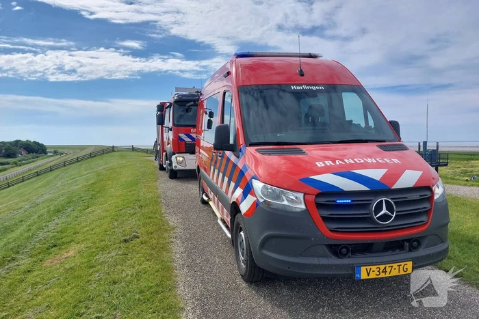 Brandweer redt persoon uit drijfzand