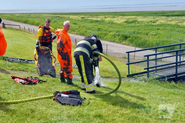 Brandweer redt persoon uit drijfzand