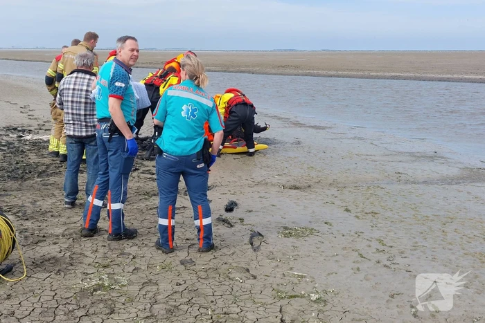 Brandweer redt persoon uit drijfzand