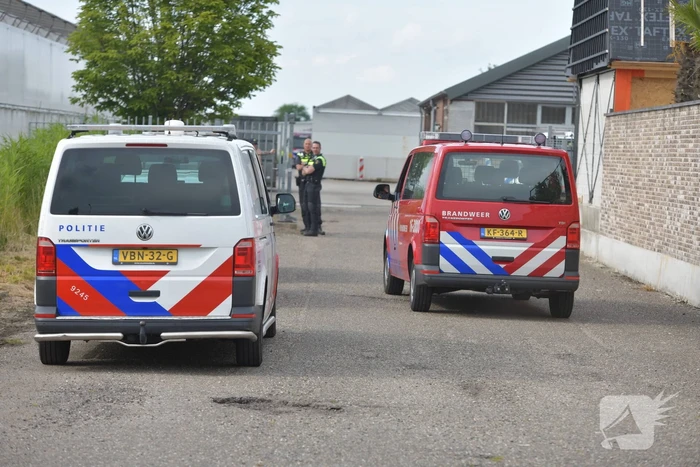 Politie en brandweer doorzoeken opslagruimten