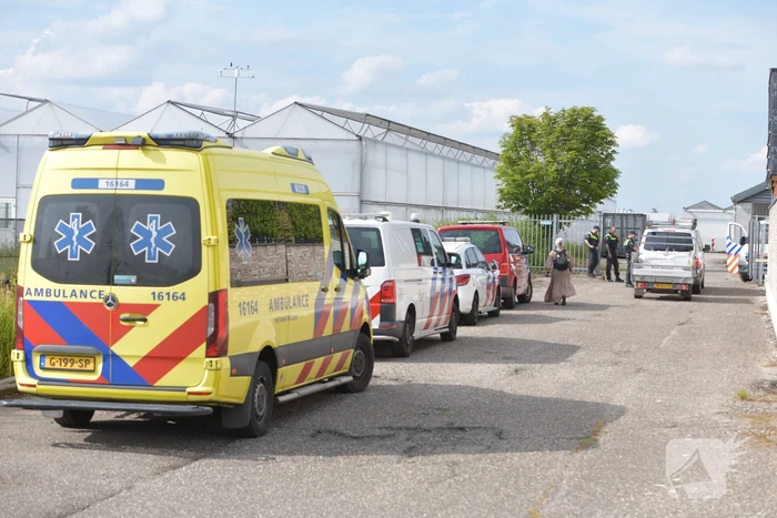 Politie en brandweer doorzoeken opslagruimten