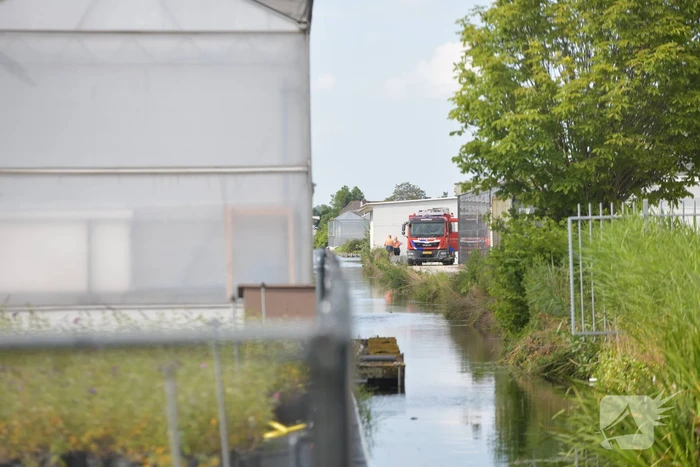 Politie en brandweer doorzoeken opslagruimten