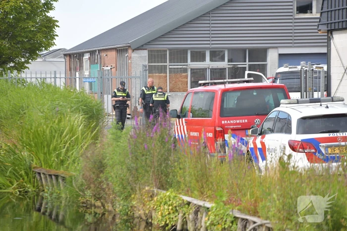 Politie en brandweer doorzoeken opslagruimten