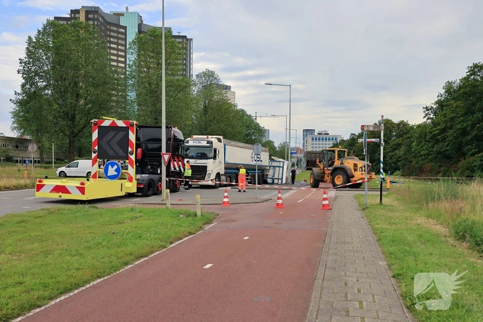 Oplegger geladen met grind kantelt