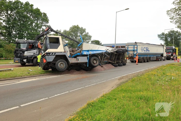 Oplegger geladen met grind kantelt