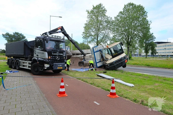 Oplegger geladen met grind kantelt