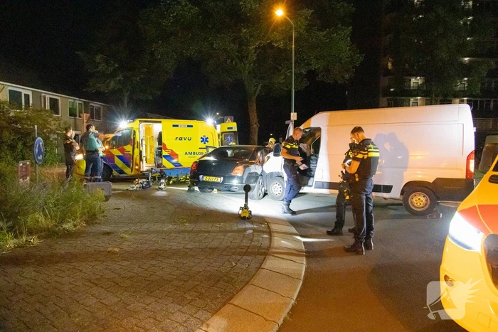 Brandweer knipt dak van Bentley open