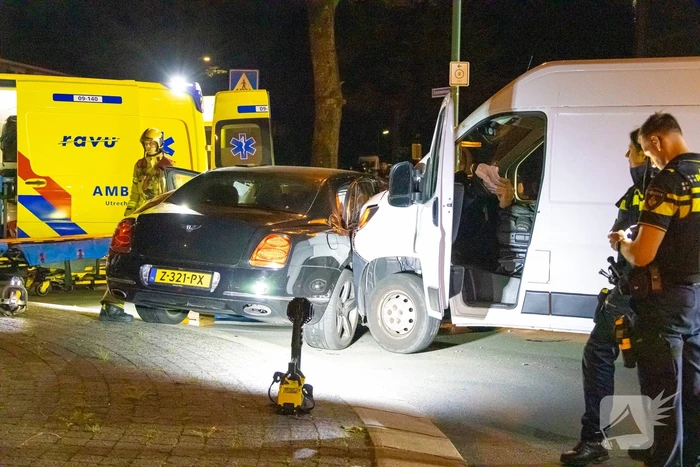 Brandweer knipt dak van Bentley open
