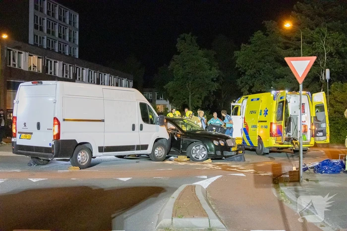 Brandweer knipt dak van Bentley open