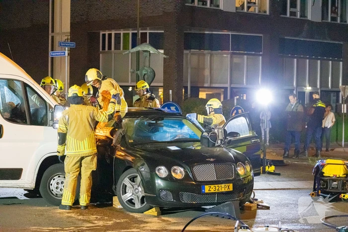 Brandweer knipt dak van Bentley open