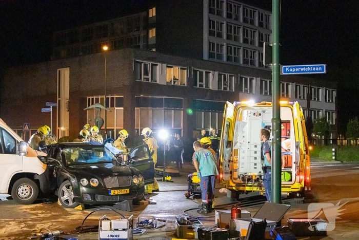 Brandweer knipt dak van Bentley open