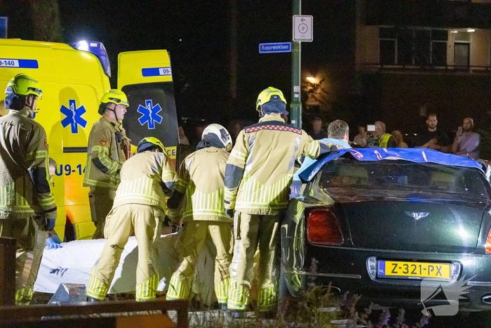 Brandweer knipt dak van Bentley open