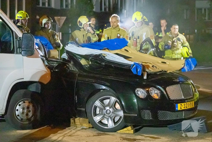 Brandweer knipt dak van Bentley open