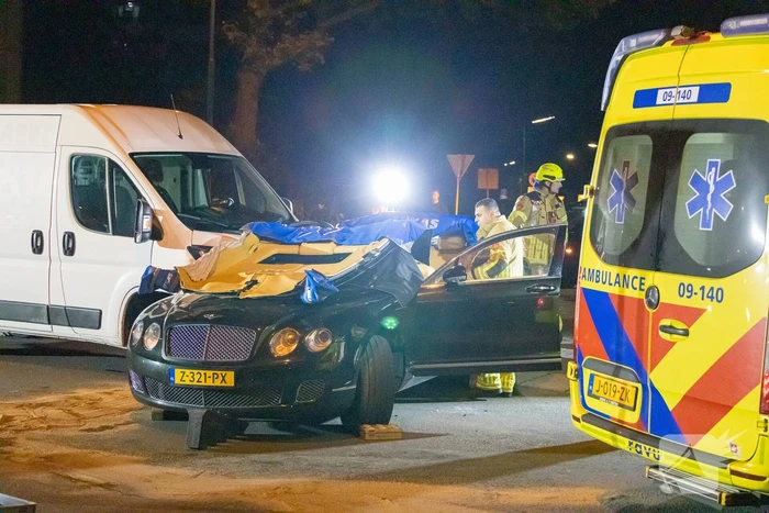 Brandweer knipt dak van Bentley open